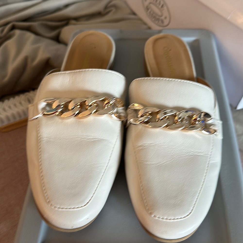 Cityclassified Cream White Chain-Embellished Leather Loafers Flats